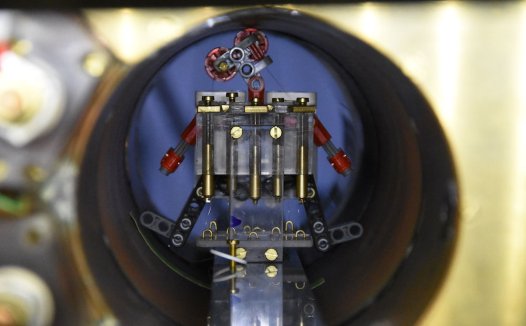 飞利浦最新研发出携带药物的“蜂群”磁性机器人